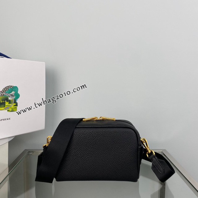 Prada專櫃新款小號雕花logo斜跨包 1BH187 普拉達小牛皮休閒肩背女包 csp1679